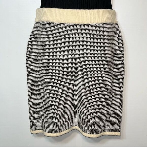 Sioni / Two piece Cardigan and Skirt Set - Picture 3 of 11